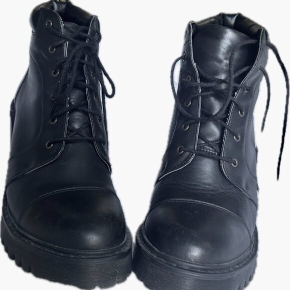 EUC Dr. Martens Averil Black Leather Heeled Ankle Bootie Sz 10 - Picture 5 of 9